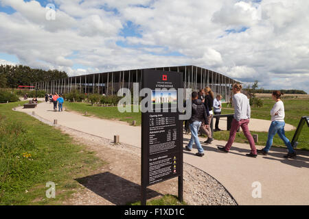 Touristen im Besucherzentrum Stonehenge von English Heritage geführt; Stonehenge, Wiltshire England UK Stockfoto