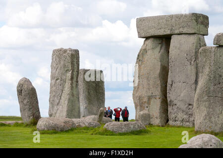 nehmen ein Foto, Stonehenge UNESCO Welterbe-Aufstellungsort, Wiltshire, England UK Stockfoto
