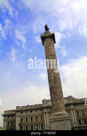 Spalte von Marcus Aurelius in der Mitte des Platzes. Piazza Colonna. Rom, Italien. Stockfoto
