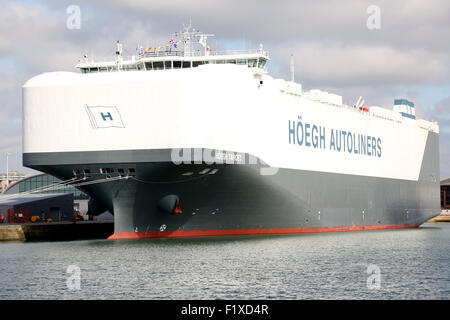 Southampton, Hampshire, UK. 8. September 2015. Hoegh Ziel macht seinen ersten Auftritt in der Stadt Port im Rahmen seiner ersten Reise rund um den Globus. Es ist die größte reine Auto und LKW-Fördermaschine (PCTC) auf dem Planeten und ist in der Lage, die 8.500 Autos mit einem Platz an Deck 71.400-m (sq). Der Träger ist 200 Meter lang und 36 Meter breit und hat einen Platz an Deck, die die Größe von zehn Fußballfeldern. Das riesige Schiff werden nicht versäumen sollte, wie kommt es in Southampton Tyne bereits besucht zu haben und tragen am Ende August. Bildnachweis: Jason Kay/Alamy Live News Stockfoto