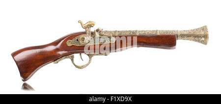 Das alte Gewehr auf dem weißen Hintergrund Modell Souvenir. Stockfoto