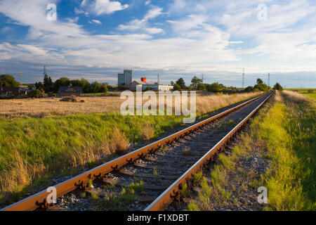 Sonnenuntergang auf den verlassenen Bahngleisen Stockfoto