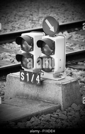 Ampel auf einer Eisenbahn station schwarz-weiß Vignettierung Stockfoto