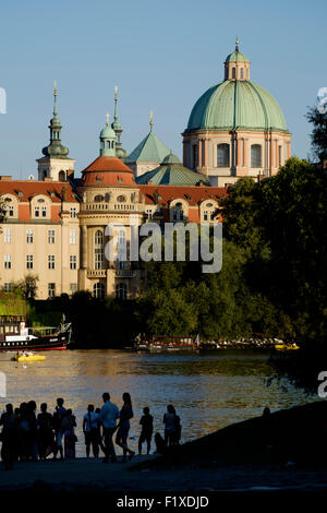 Kuppel des Heiligen Franziskus von Assisi Kirche betrachtet aus in der Vltava Fluss, Prag, Tschechische Republik, Europa Stockfoto