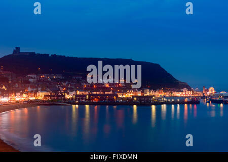 Hafen von Scarborough und Schloss, nachts. In Scarborough, England. Stockfoto