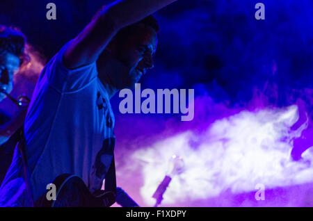 Jairo Zavala, Alias DePedro, während einer live Show der TexMex-Band Calexico. Stockfoto