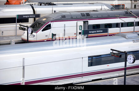 Hochgeschwindigkeitszüge Plattformen in einer Bahn Bahnhof Perspektive. Stockfoto