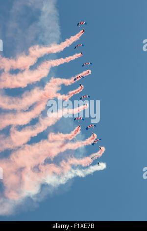 Die Royal Air Force Falcons Fallschirm Display Team auf der Airshow 2015 Shoreham Stockfoto