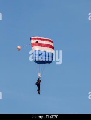 Die Royal Air Force Falcons Fallschirm Display Team auf der Airshow 2015 Shoreham Stockfoto