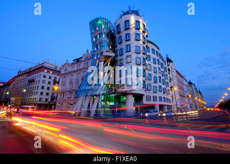 Das Tanzende Haus Fred und Ginger, von den Architekten Vlado Milunić und Frank Gehry, in Prag, Tschechische Republik, Europa Stockfoto