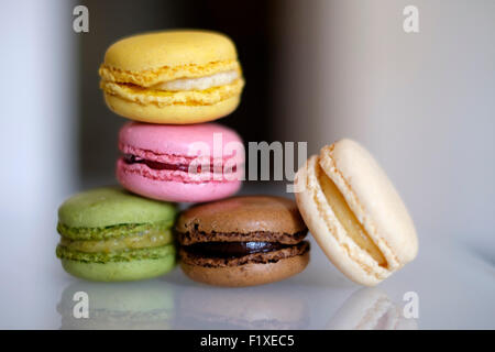 Haufen von bunten Macarons Stockfoto