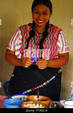 Guatemala, Salama, Mutter Vorbereitung Beikost Chispitas (Rosa Miriam Salvatierra Lopez 22 Jahre Stockfoto