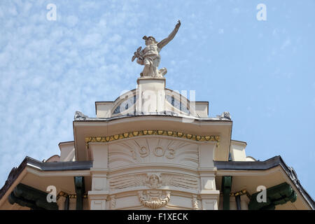 Merkur, den römischen Gott an der Spitze der Galeria Emporium, ehemalige Mercure Zentrum (1903), Ljubljana, Slowenien am 30. Juni 2015 Stockfoto