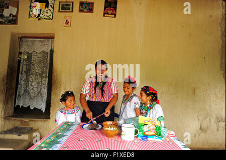 Guatemala, Salama, Mutter Vorbereitung Beikost Chispitas (Rosa Miriam Salvatierra Lopez 22 Jahre Stockfoto