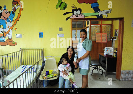 Guatemala, Salama, Krankenschwester Vorbereitung F100-Formel mit Beikost für Baby (Rosa Amalia Romero Caal 32, Ericka Izabel Ortiz Hernandez 27, Yeimy Anai Chavarría Ortiz 1 Jahr 7 Monate) Stockfoto