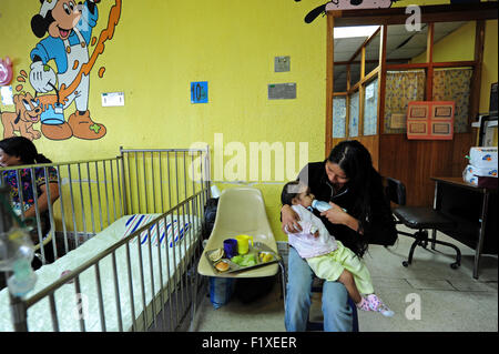 Guatemala, Salama, Krankenschwester Vorbereitung F100-Formel mit Beikost für Babys (Ericka Izabel Ortiz Hernandez 27, Yeimy Anai Chavarría Ortiz 1 Jahr 7 Monate) Stockfoto