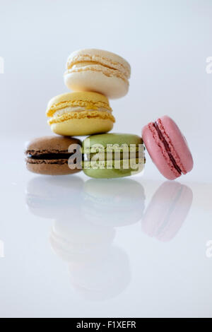 Haufen von bunten Macarons Stockfoto