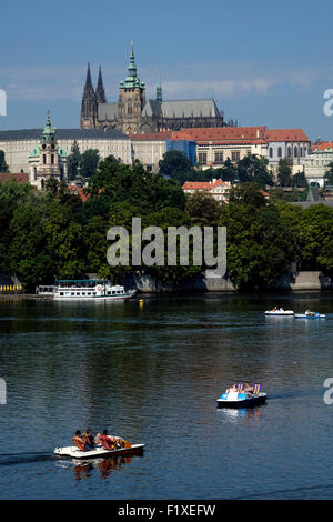 Leute mit einem Tretboot auf der Moldau in Prag, Tschechische Republik, Europa Stockfoto