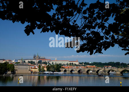 Prag-Skyline mit der Karlsbrücke über die Moldau Fluss, St Vitus Cathedral und der Hradschin Burg, Prag, Tschechische Republik Stockfoto