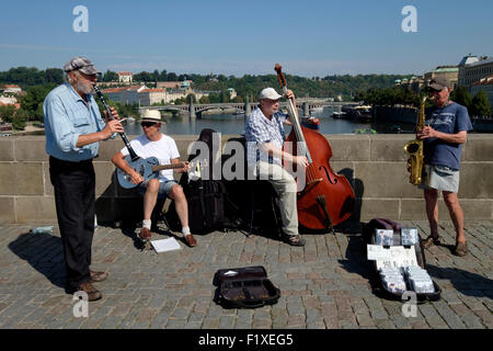 Straßenkünstler spielen jazz-Musik auf der Karlsbrücke in Prag, Tschechische Republik, Europa Stockfoto