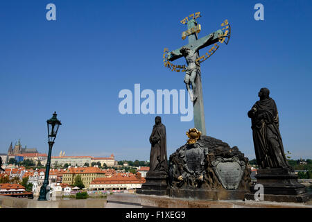 Heiligen Kreuz auf der Karlsbrücke in Prag, Tschechische Republik, Europa Stockfoto