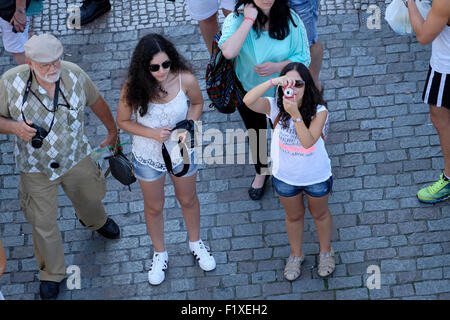 Draufsicht eines Touristen aufnehmen eines Fotos mit einer Kompaktkamera Stockfoto