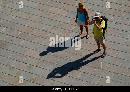 Tourist filmt mit einer Handkamera video Stockfoto