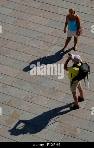 Tourist filmt mit einer Handkamera video Stockfoto