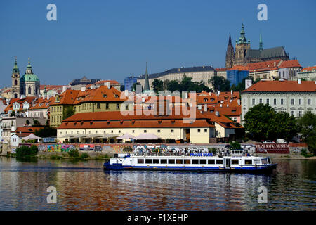 Tourist-Bootstour auf der Vltava Fluss, Prag, Tschechische Republik, Europa Stockfoto