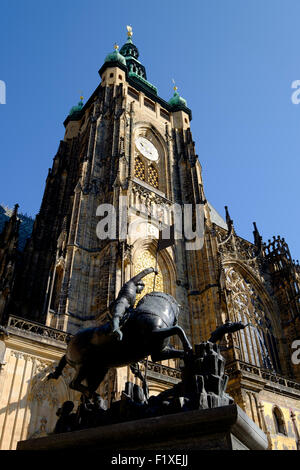 St George Statue neben der St. Vitus Kathedrale Südturm in Prag, Tschechische Republik, Europa Stockfoto