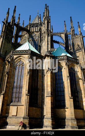 Müde Touristen sitzen neben St. Vitus Cathedral in Prag, Tschechische Republik, Europa Stockfoto