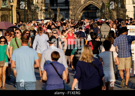 Menschen auf der Karlsbrücke in Prag, Tschechische Republik, Europa Stockfoto