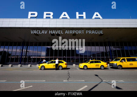 Linie von Taxis für die Passagiere vor dem Vaclav Havel Flughafen terminal 1 in Prag, Tschechische Republik, Europa Stockfoto