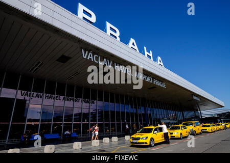 Linie von Taxis für die Passagiere vor dem Vaclav Havel Flughafen terminal 1 in Prag, Tschechische Republik, Europa Stockfoto