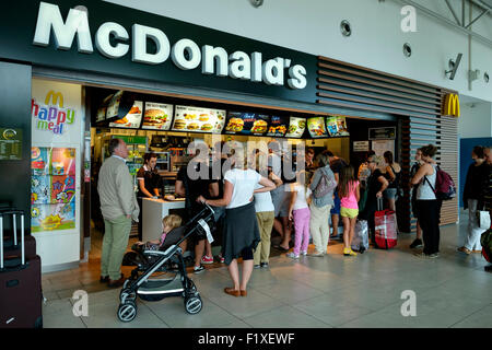 McDonald's-Restaurant am Flughafen Schwechat Vaclav Havel in Prag, Tschechische Republik Stockfoto