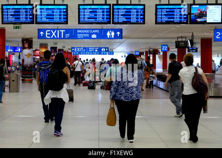 Passagiere auf planen-Boards an Vaclav Havel Flughafen terminal 1 in Prag, Tschechische Republik, Europa Stockfoto