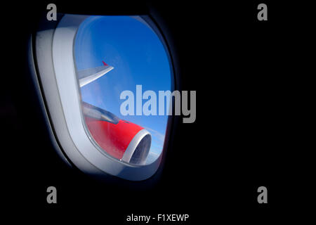 Flugzeugmotor durch das Fenster gesehen Stockfoto