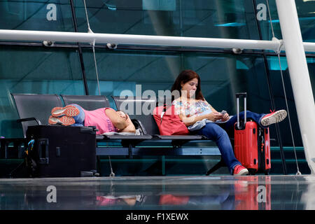 Passagiere, die schlafen in Sá Carneiro Flughafen-terminal in Porto, Portugal Stockfoto