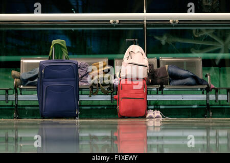 Passagiere, die schlafen in Sá Carneiro Flughafen-terminal in Porto, Portugal Stockfoto