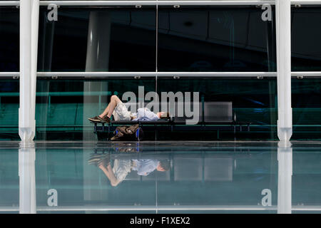 Passagier schlafen in Sá Carneiro Flughafen-terminal in Porto, Portugal Stockfoto