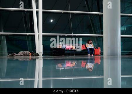 Passagiere, die schlafen in Sá Carneiro Flughafen-terminal in Porto, Portugal Stockfoto