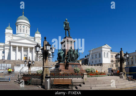 Bronzestatue von Kaiser Alexander II. im Zentrum von Helsinki Senate Square, Helsinki, Finnland Stockfoto