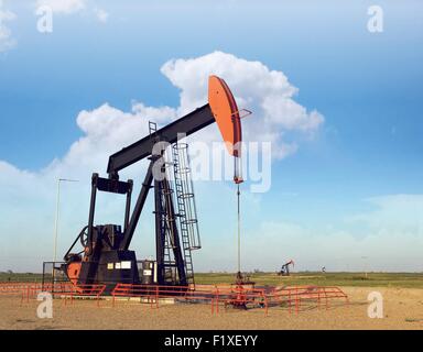 Ein Öl-Pumpe-Buchse ziehen Rohöl aus dem Boden in North Dakota. Stockfoto