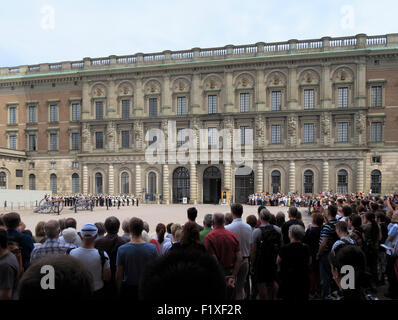 Menschen beobachten den Wechsel der Wachablösung vor dem Königspalast von Stockholm in Spitze, Schweden, Europa Stockfoto