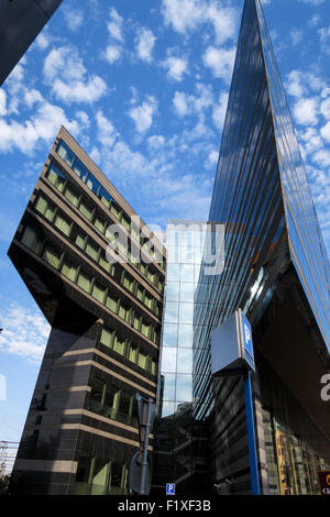 Gebäude mit moderner Architektur und eckige Glasfassaden Stockfoto