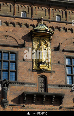 Vergoldete Statue von Absalon, Gründer von Kopenhagen im Radhus Rathaus Kopenhagen, Dänemark Stockfoto