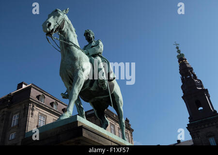 Reiterstatue von Frederik VII vor dem Schloss Christiansborg in Kopenhagen, Dänemark Stockfoto