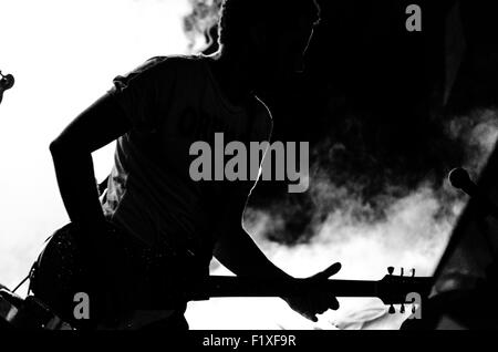 Jairo Zavala, Alias DePedro, während einer live Show der TexMex-Band Calexico. Stockfoto