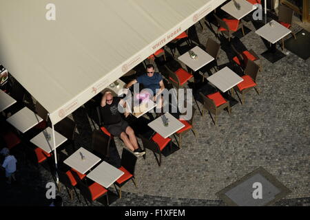 Luftaufnahme von Menschen genießen die Sonne im Außenbereich White Horse Restaurant in Prag, Tschechische Republik, Europa Stockfoto