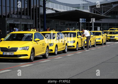 Linie von gelben Taxis warten auf Passagiere vor dem Vaclav Havel Flughafen-Terminal in Prag, Tschechische Republik, Europa Stockfoto